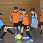 Kinder spielen Hallenfußball in einem Sportzentrum