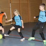 Kinder beim Hallenfußballspiel in der Turnhalle
