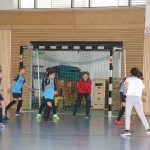 Kinder spielen Hallenfußball in der Turnhalle