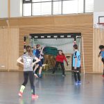Kinder beim Hallenfußballspiel in der Sporthalle