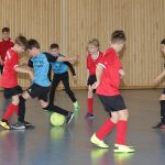 Kinder spielen Hallenfußball in Sporthalle Deutschland.