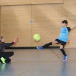 Kinder beim Fußballspielen in der Sporthalle