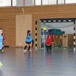 Kinder spielen Hallenfußballspiel in einer Sporthalle