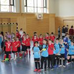 Kinder beim Fußballturnier in der Sporthalle teilnehmen