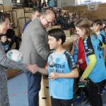 Kinder in blauen Sporttrikots bei einer Preisverleihung