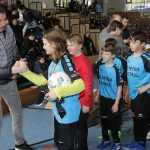 Kinderfußballteam beim Händeschütteln in der Turnhalle