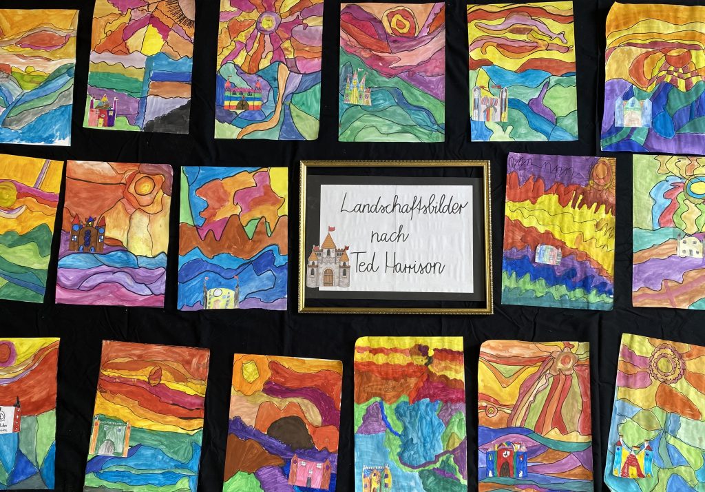 Bunte Kinderzeichnungen inspiriert von Ted Harrison Kunst.