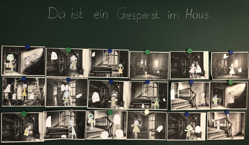 Klassenzimmer Pinnwand mit Kinderzeichnungen und Fotos