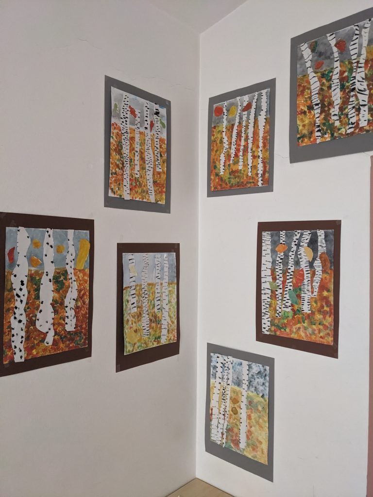 Wand mit herbstlichen Gemälden birkenbäume Kunstwerke.