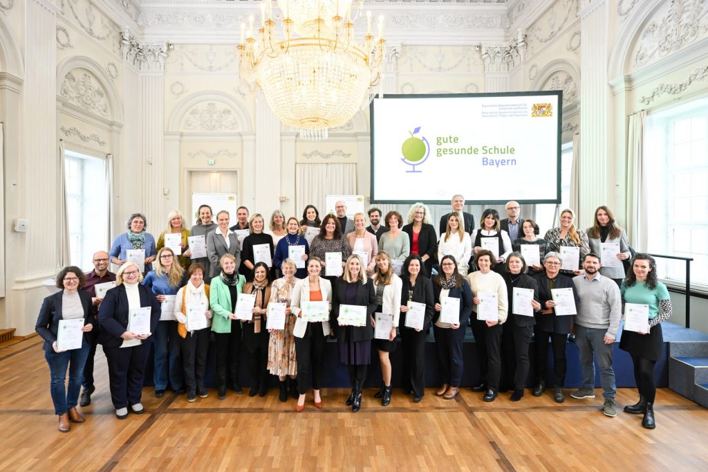 Gruppenfoto der Preisträger Gute Gesunde Schule Bayern