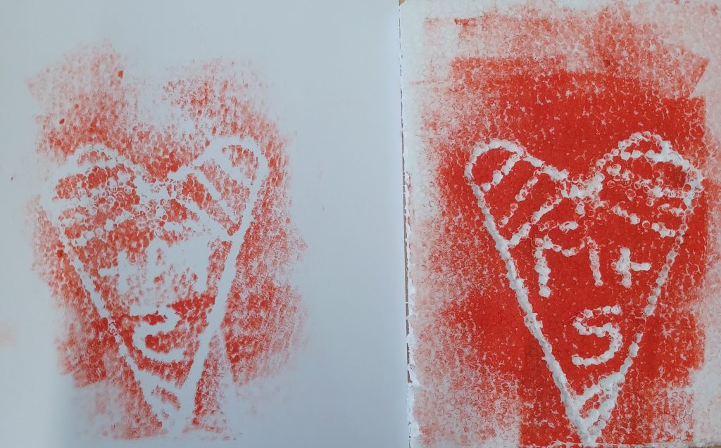 Rotes Herz-Kunstwerk auf weißem Hintergrund abgebildet.