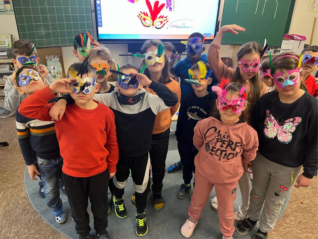 Gruppe von Kindern in bunten Masken posieren