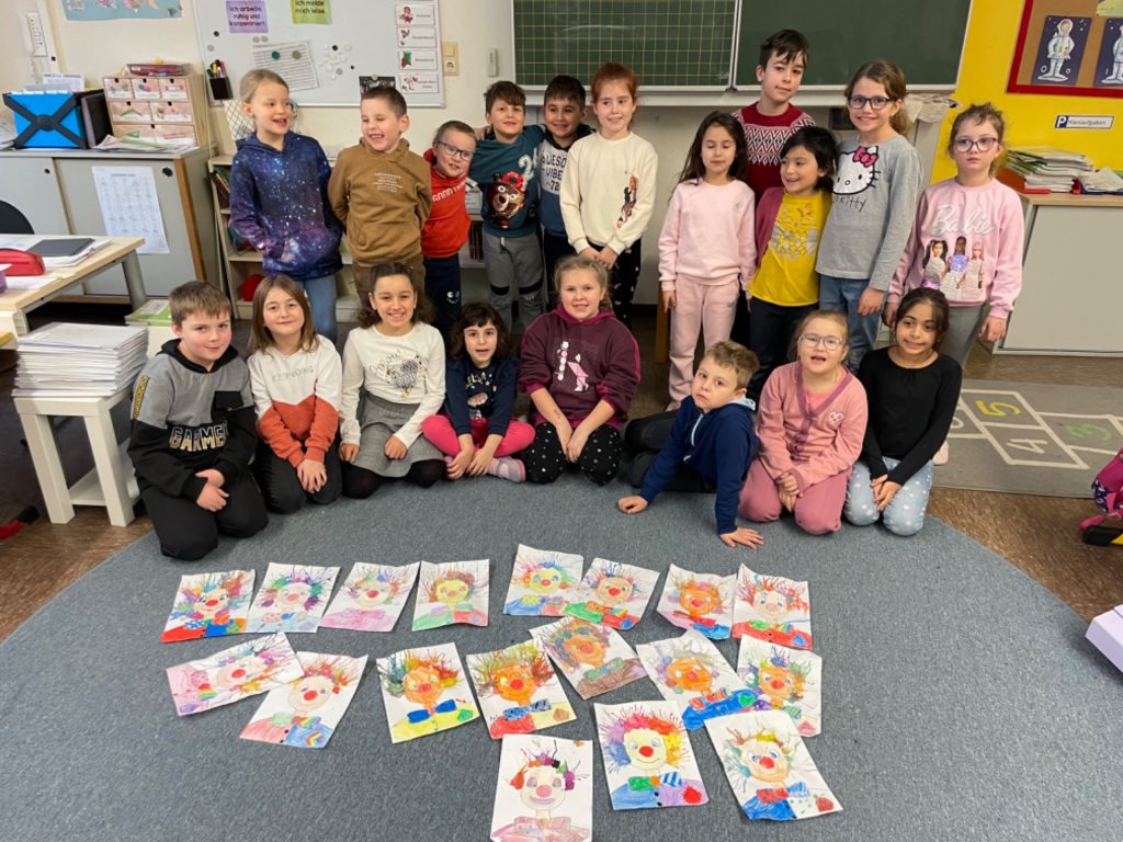 Kindergruppe zeigt Kunstwerke im Klassenzimmer Boden