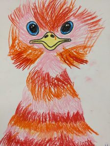 Bunte Kinderzeichnung eines strahlenden Vogels.