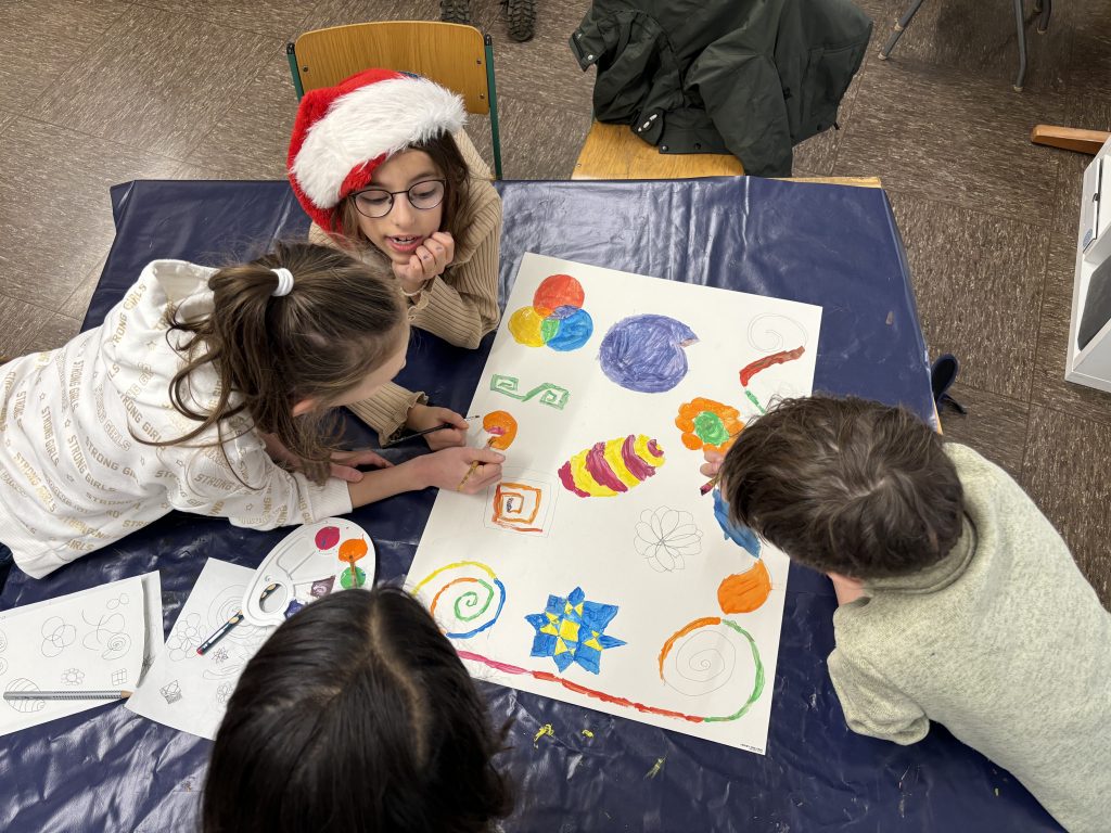 Kinder malen zusammen ein kreatives Kunstprojekt