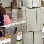 Zeitungsroboter in einer Schulkunstklasse gebaut