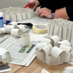 Kreative Papierkunst mit Kartonrollen und Kleber basteln