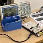 Oszilloskop mit Schaltkreis auf einem Tisch getestet