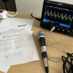 Messgerät mit Mikrofon auf einem Holztisch