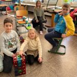 Kinder spielen mit Bauklötzen im Klassenzimmer.