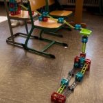 Bunte Bauklötze-Spielzeug zwischen Schulstühlen im Klassenzimmer