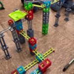 Kinder spielen mit buntem Baukasten-Set auf Boden