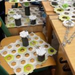 Honigwabenstruktur Bastelmaterialien auf einem Holztisch