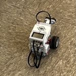 Lego Mindstorms Roboter auf Fliesenboden unterwegs
