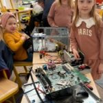 Kinder lernen über Computern in einem Klassenzimmer