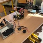 Computerteile und Elektronikkomponenten auf einem Tisch