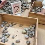 Kinder erleben sensorische Steine im Klassenraum.