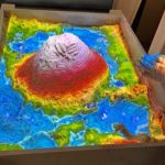Interaktive Sandbox mit projizierter topografischer Karte