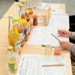 Menschen bewerten verschiedene Fruchtsäfte bei Verkostung