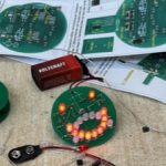 Elektronische Platine mit leuchtenden LEDs und Anleitungen