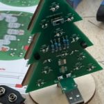 Weihnachtlicher USB-Schaltkreis-Bausatz in Tannenbaumform