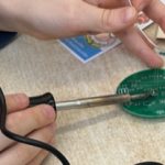 Person lötet Leiterplatte in Elektronikprojekt werkstatt