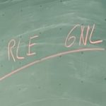 Tafel mit handgeschriebenen Buchstaben in Kreide.