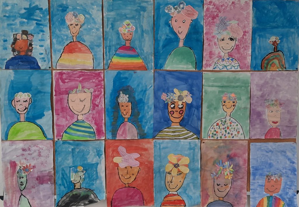 Bunte Kinderporträts mit fantasievollen Hüten Kunstwerke