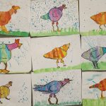 Bunte Kinderzeichnungen von Hühnern in Aquarell.