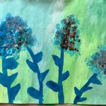 Bunte Blumen auf grünem Hintergrund gemalt