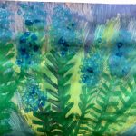 Abstraktes Aquarellmalerei mit grünen Blättern und Blumen