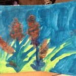 Kinderzeichnung mit blauen und grünen Farben