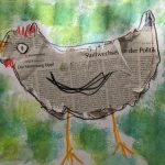 Huhn-Collage mit Zeitungsausschnitten auf grüner Kulisse