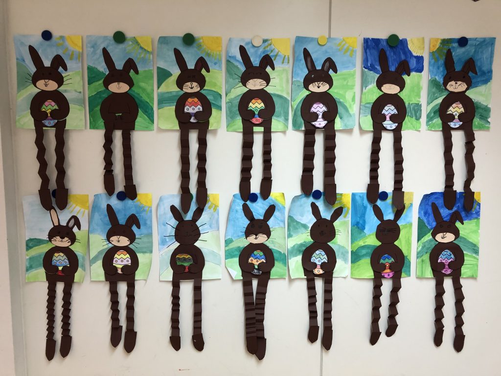 Kreative Osterhasen-Bilder von Kindern gemalt Ausstellung