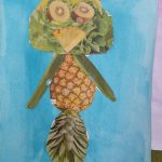 Fruchtcollage Fischform vor blauem Hintergrund kreativ