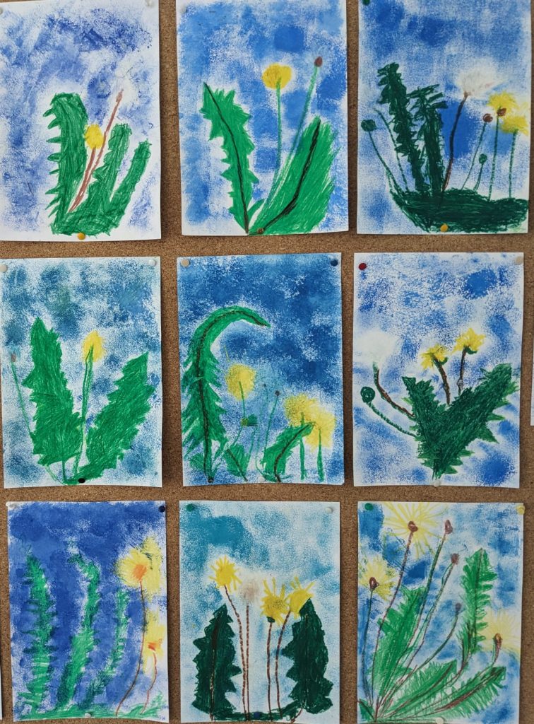 Neun Kinderzeichnungen von Löwenzahn bei blauem Himmel.