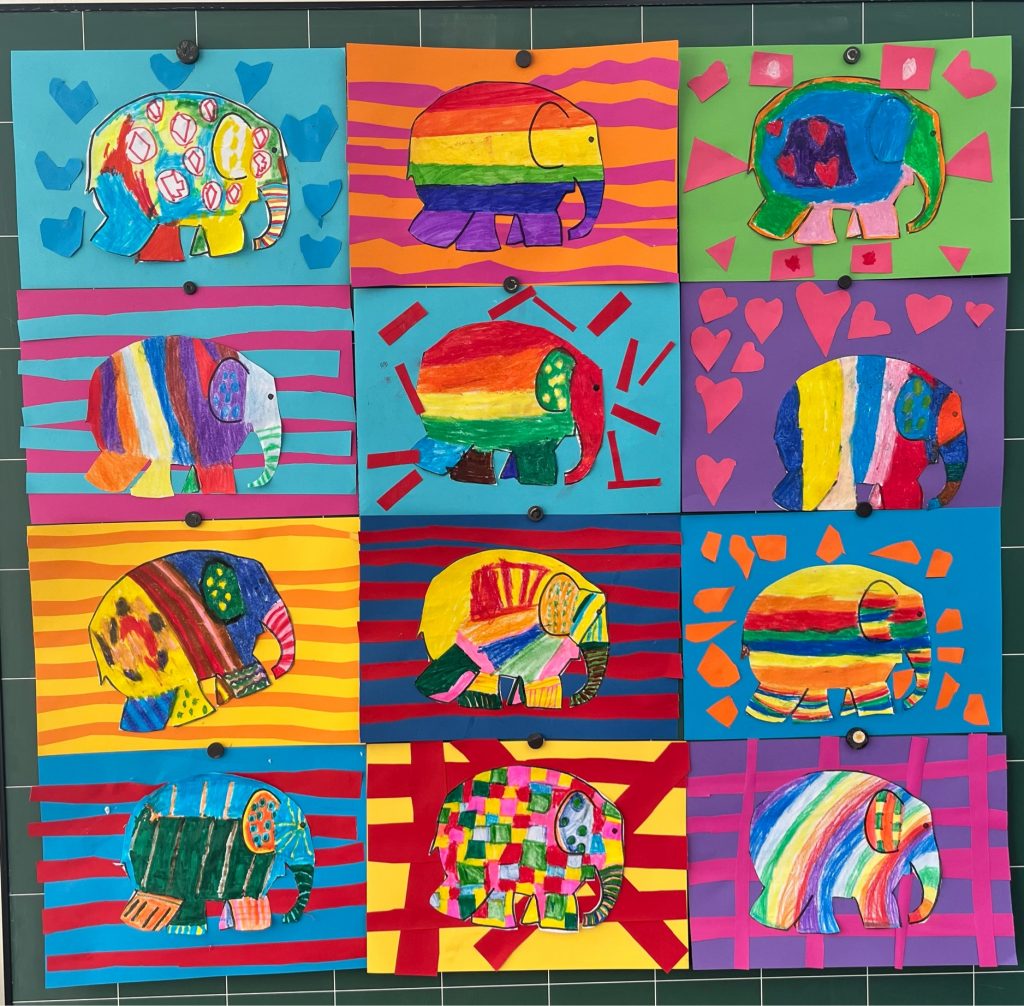 Bunte Elefanten-Kinderzeichnungen an einer Wand ausgestellt
