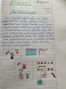 Schülerprojekt mit handgeschriebenem Text und Zeichnungen