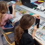 Zwei Kinder malen im Kunstunterricht mit Tablets