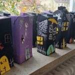 Gruselige Halloween-Bastelarbeiten aus recycelten Milchkartons